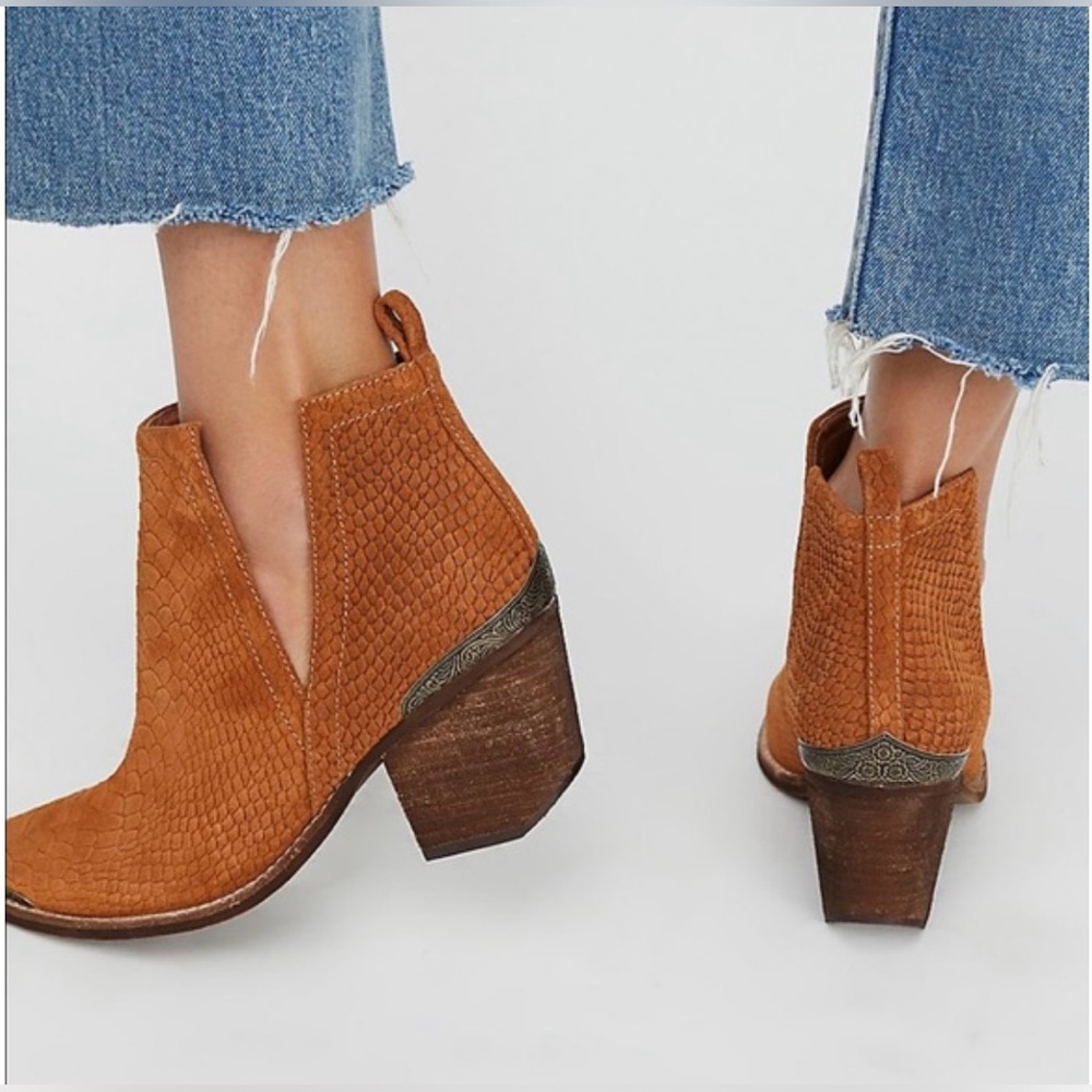 Jeffrey Campbell Western Boot Shoes in Brown/Tan